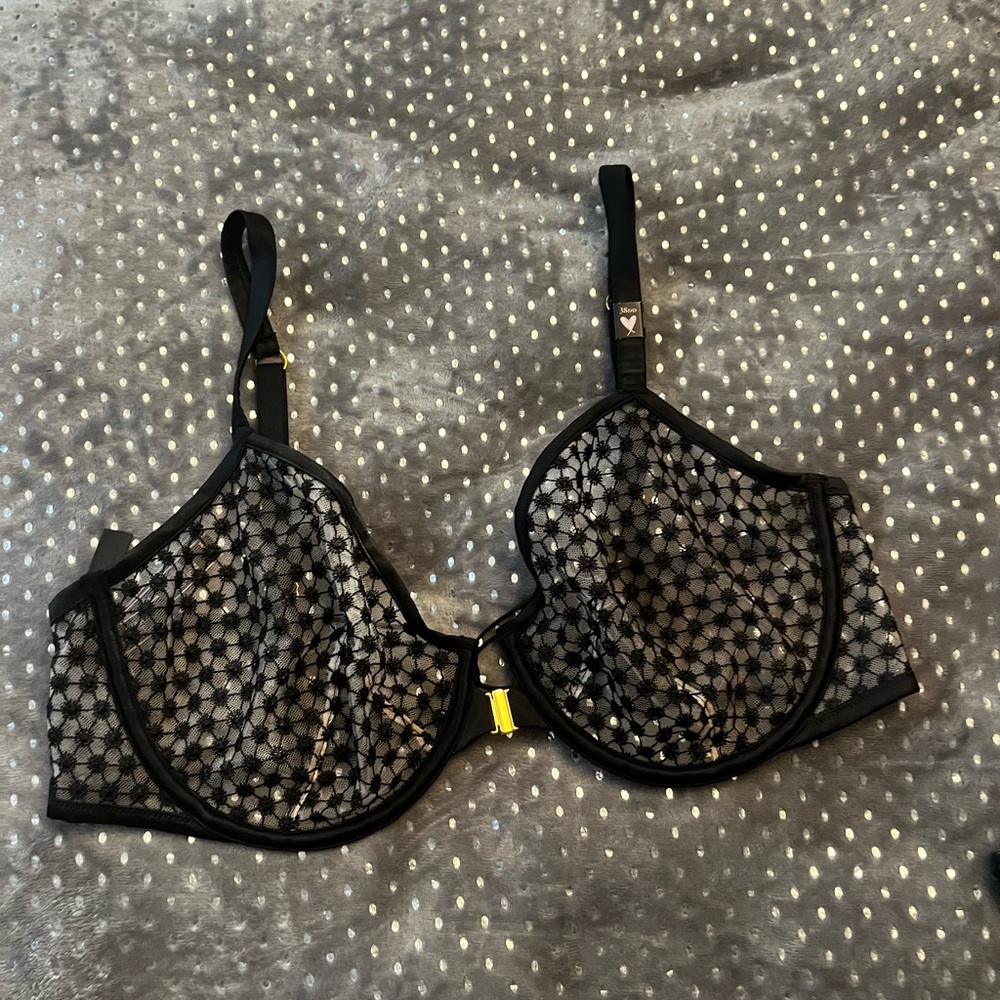 Sexy black Victory Secret bra size 38DD NEW WITHOUT tags.